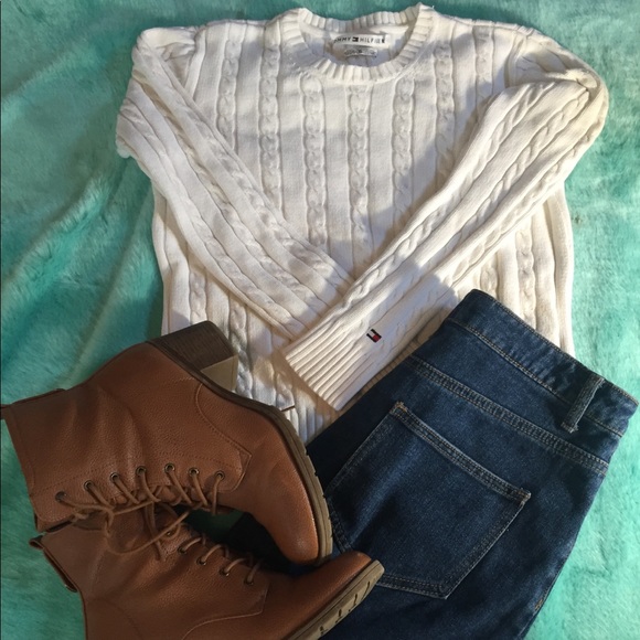 Tommy Hilfiger Sweaters - Tommy small white cable knit sweater. Preppy